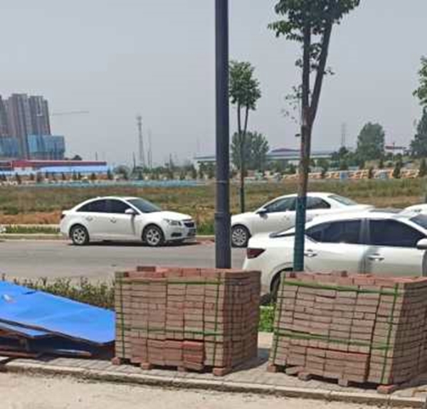 洛陽(yáng)老城區(qū)中鑫家苑透水磚施工工程(正在施工中) 洛陽(yáng)老城區(qū)中鑫家苑透水磚施工工程(正在施工中)