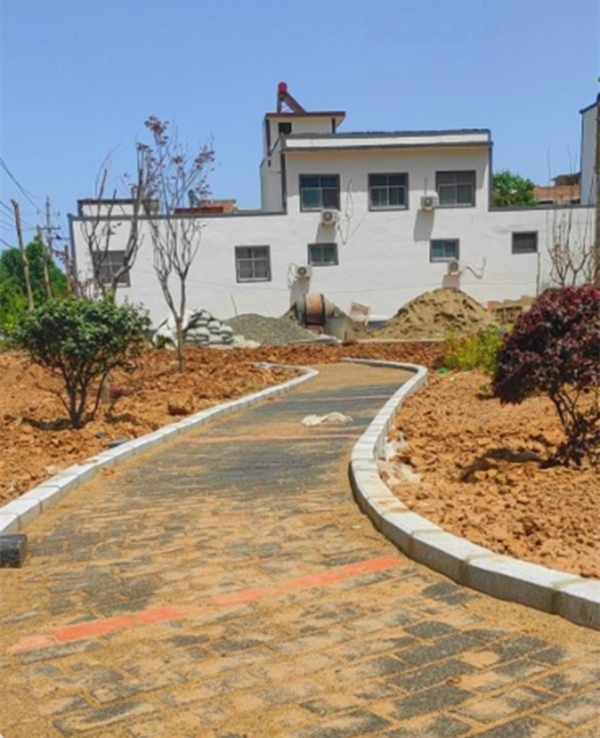 宜陽(yáng)縣錦屏鎮(zhèn)山底村的透水磚施工效果展示 宜陽(yáng)縣錦屏鎮(zhèn)山底村的透水磚施工效果展示